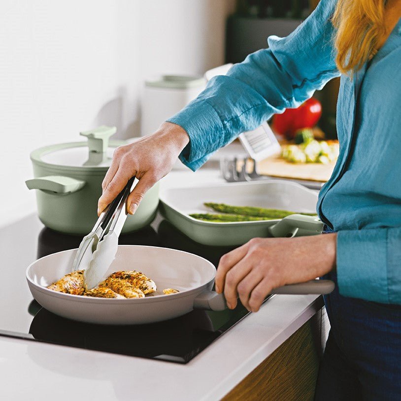 Demonstratie van het koken met LEO Kookpot in de keuken