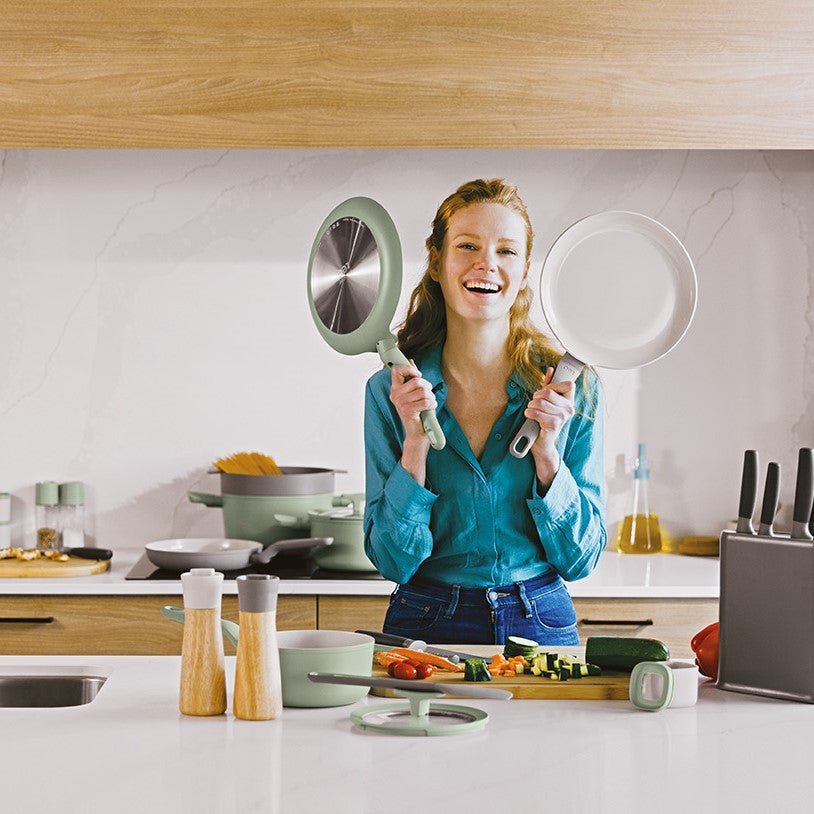 Demonstratie van het koken met LEO Braadpan en bakspaan in de keuken