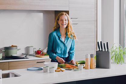 Lifestyle van LEO 6-delige messenblok Balance in moderne keuken met vrouw die groenten snijdt.